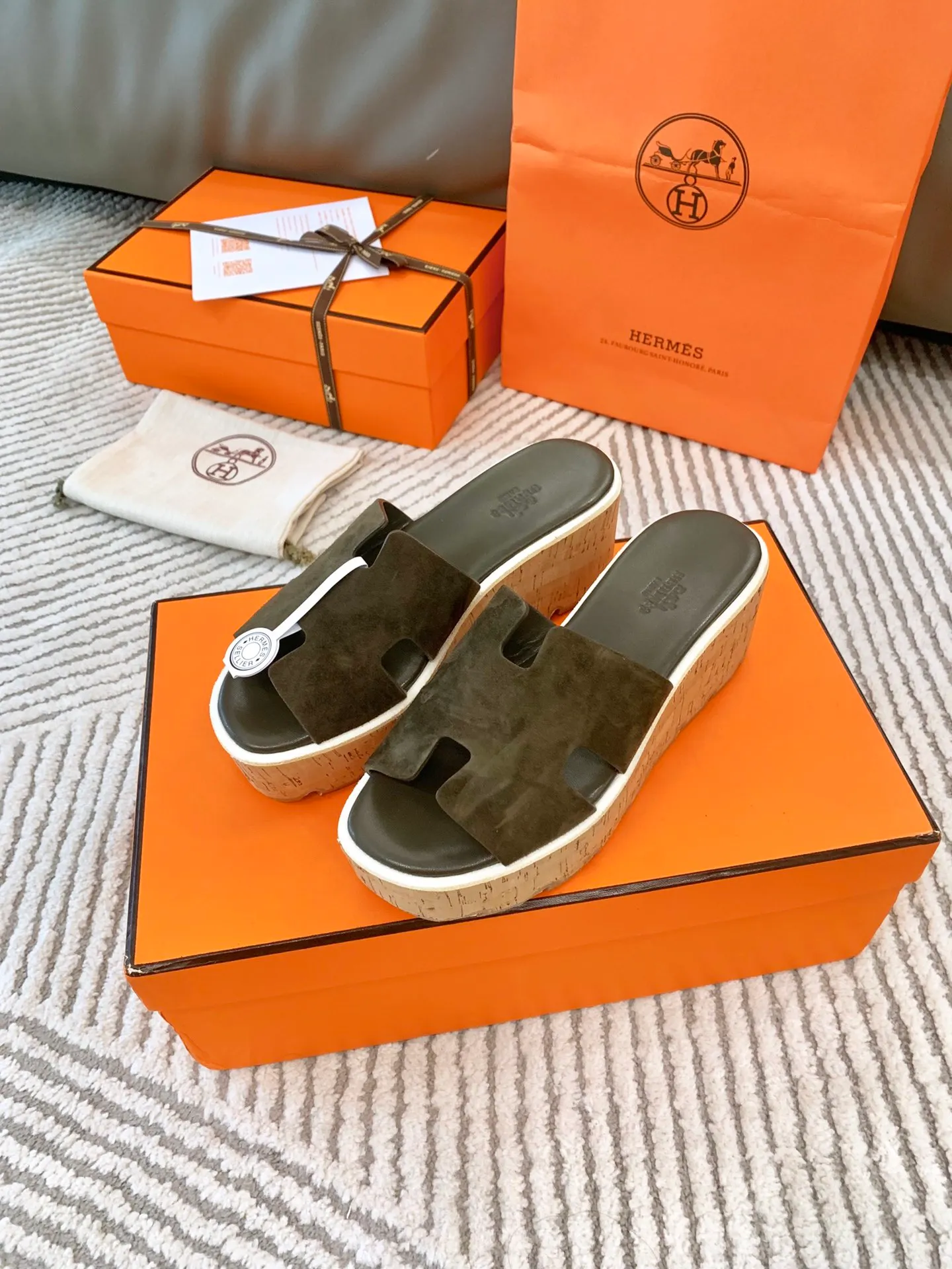👟👟Ex-factory price 500👟👟 Peak enamel is made by hand, supreme purchasing agent level! Hermes spring and summer new slippers, high-end customization, exclusive products, the highest version in the industry, authentic mold opening and customization, laminating technology, heavy investment in development of a fully matched steel mold, perfect authentic version of the logo, exclusive correct version of the original font, Italian original calfskin cut upper, non-slip rubber outsole, lining: foot pads, pure imported Italian mixed breed, environmentally friendly goatskin, genuine leather welt, original packaging size: 34~41 (34.40. 41) Customized-no returns or exchanges